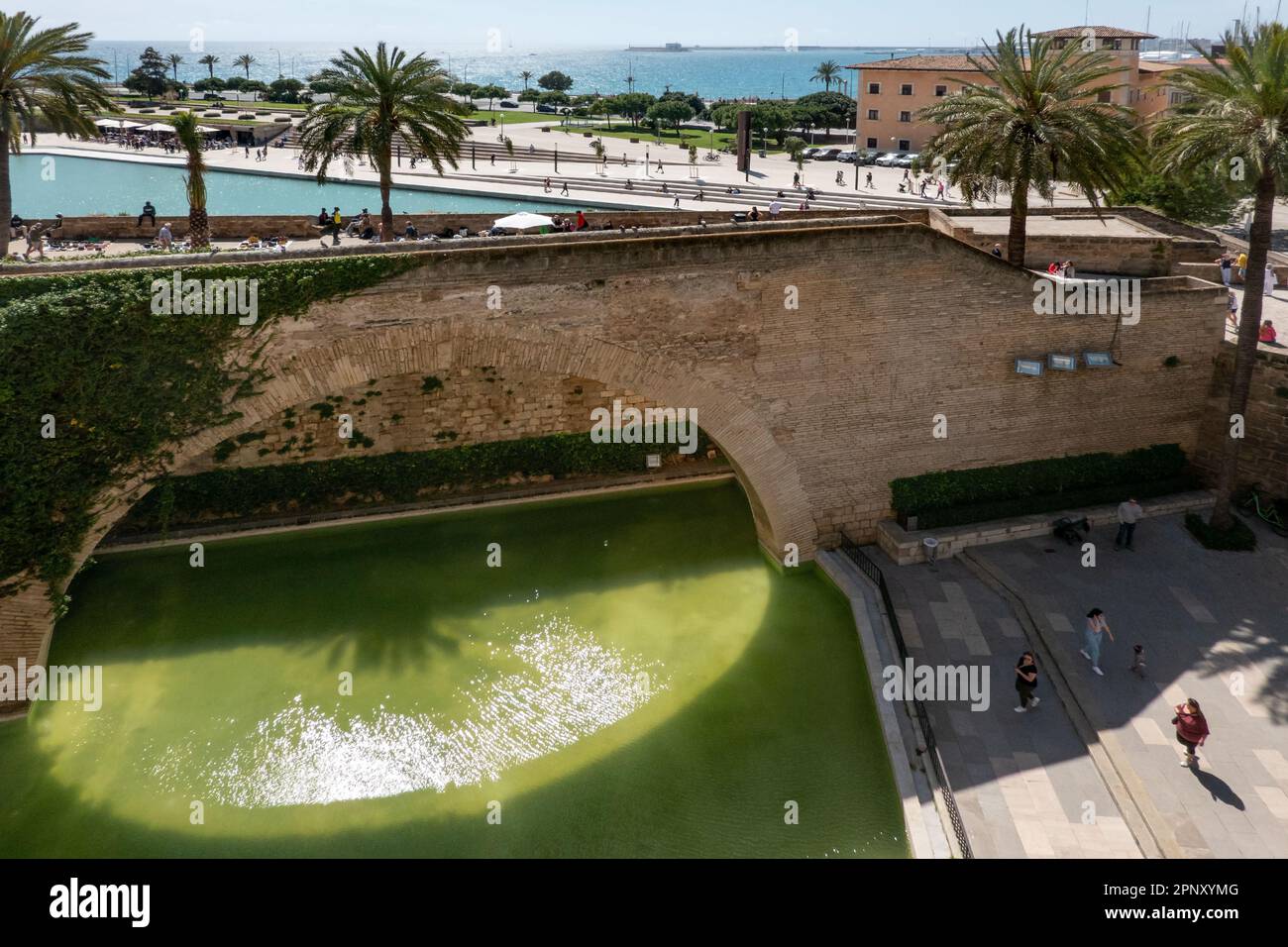 Palma de Majorque, Espagne -30 mars 2023. Vue depuis le palais royal Palau de la Almudaina à Palma de Majorque sur le vieux pont. Banque D'Images