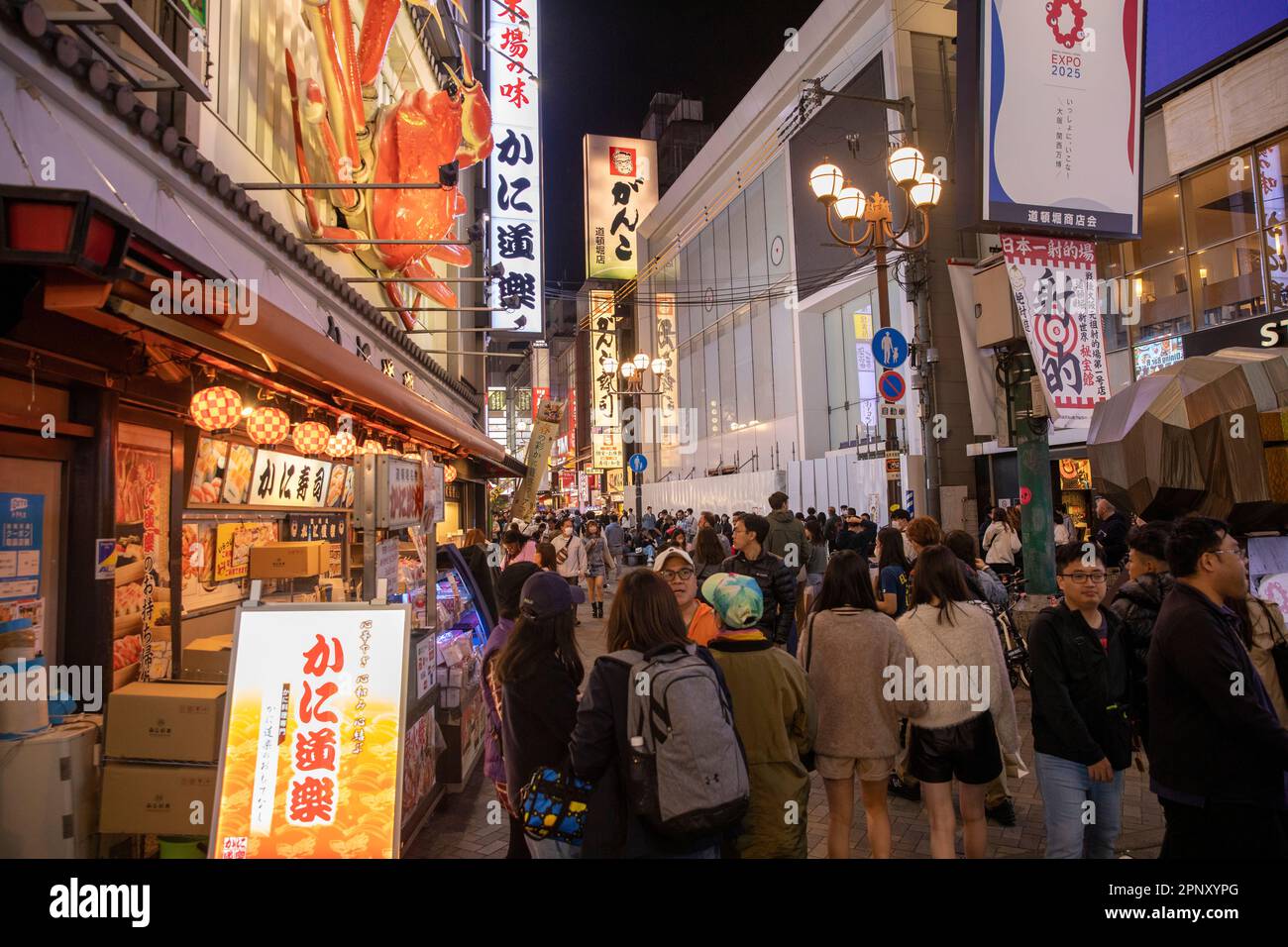 Vie nocturne d'Osaka 2023 avril, foules dans le quartier de Dotonbori après le coucher du soleil, Osaka, Japon, soirée de printemps, Asie Banque D'Images