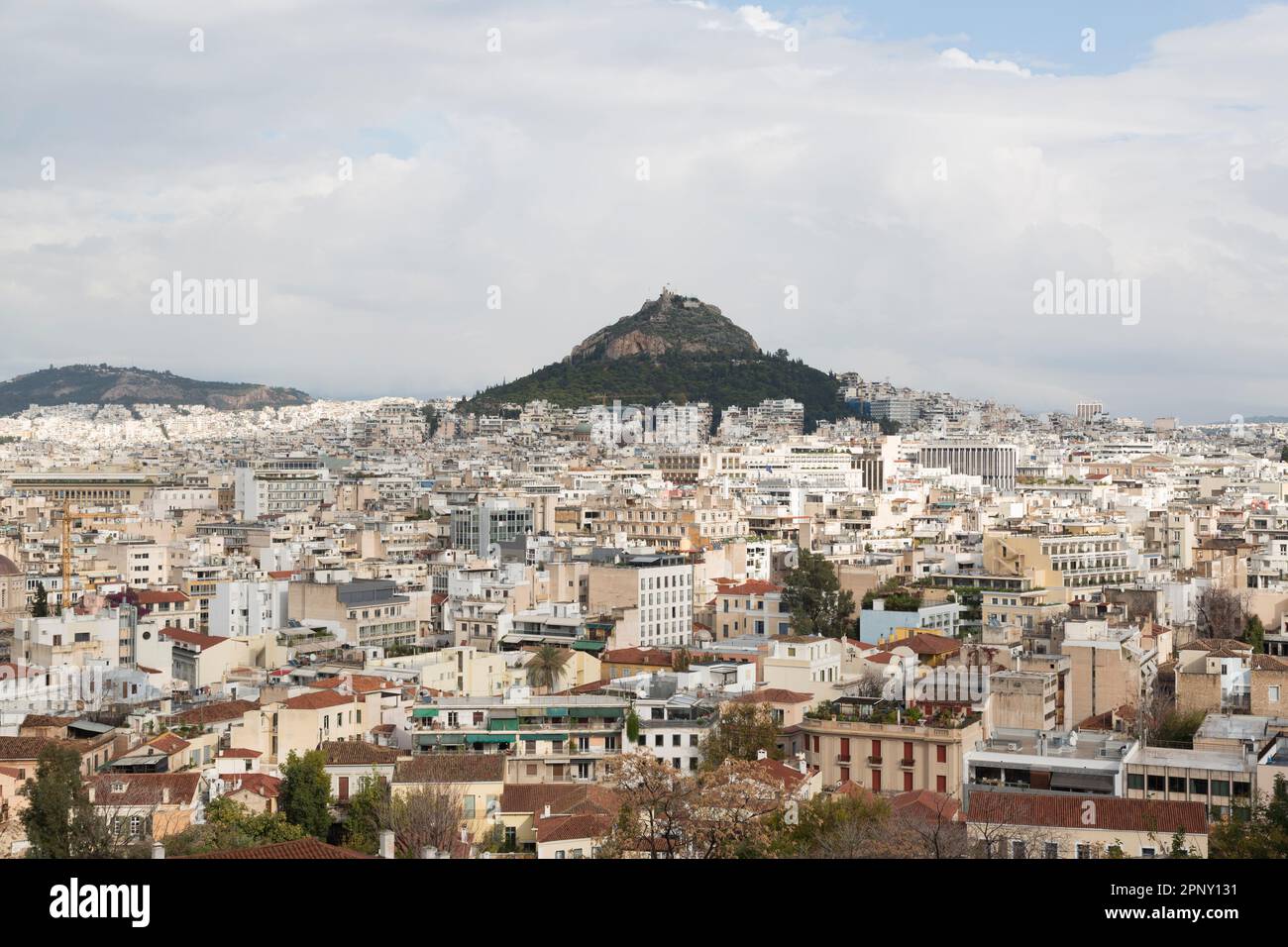 Grèce, Athènes, vue sur Athènes vers la colline de l'aréopage Lykavittos rock. Banque D'Images