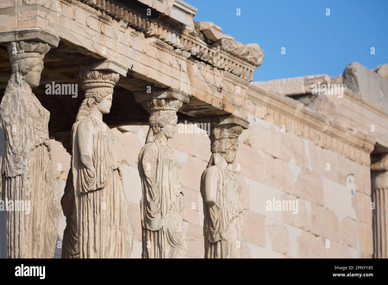 Grèce, Athènes, porche à caryatide de l'Erechtheion temple sur le côté nord de l'Acropole. Banque D'Images