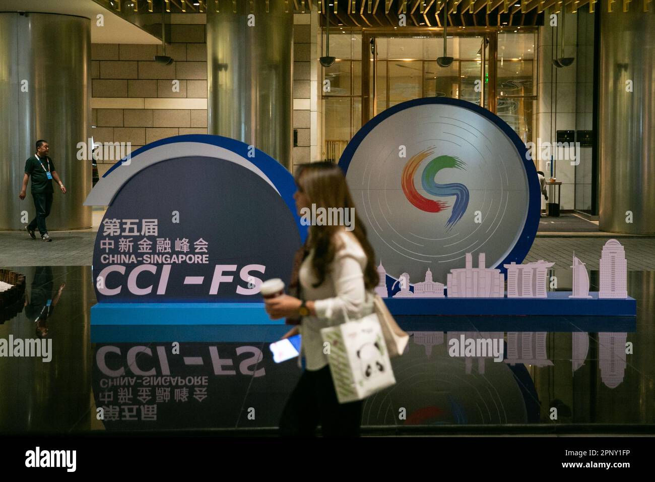 Chongqing. 20th avril 2023. Cette photo prise sur 20 avril 2023 montre une vue extérieure du lieu du cinquième Sommet financier de l'Initiative de connectivité Chine-Singapour (Chongqing) à Chongqing, dans le sud-ouest de la Chine. POUR ALLER AVEC "le sommet financier voit des contrats d'une valeur de plus de 10 bln USD signés entre la Chine, Singapour" crédit: Chu Jiayin/Xinhua/Alamy Live News Banque D'Images