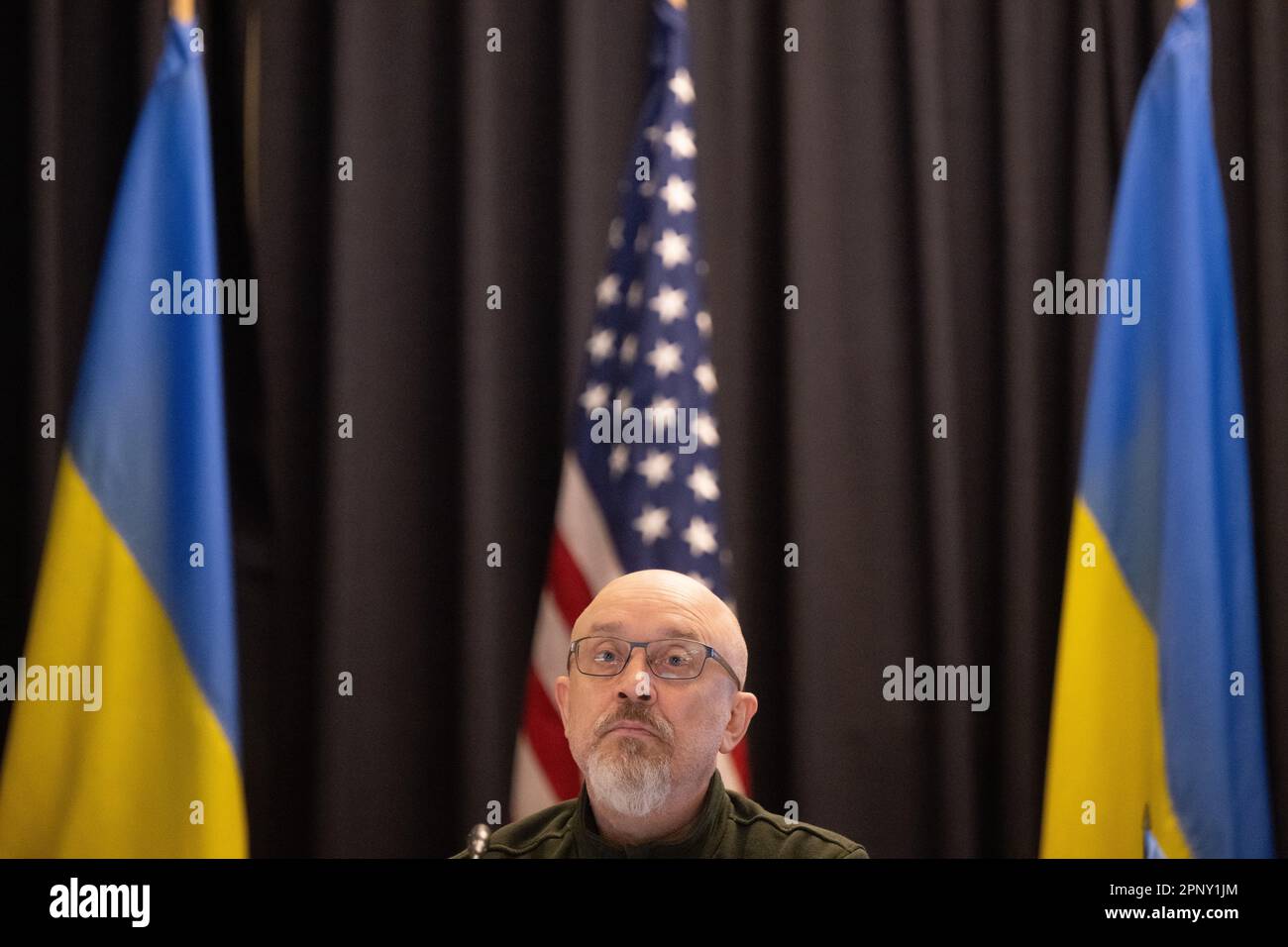 Ramstein Miesenbach, Allemagne. 21st avril 2023. Olexiy Resnikov, ministre de la Défense de l'Ukraine, est assis devant les États-Unis (M) et drapeaux ukrainiens (gauche et droite) lors d'une réunion du Groupe de contact ukrainien dirigé par les États-Unis à la base aérienne de Ramstein. Credit: Sebastian Christoph Gollnow/dpa/Alay Live News Banque D'Images
