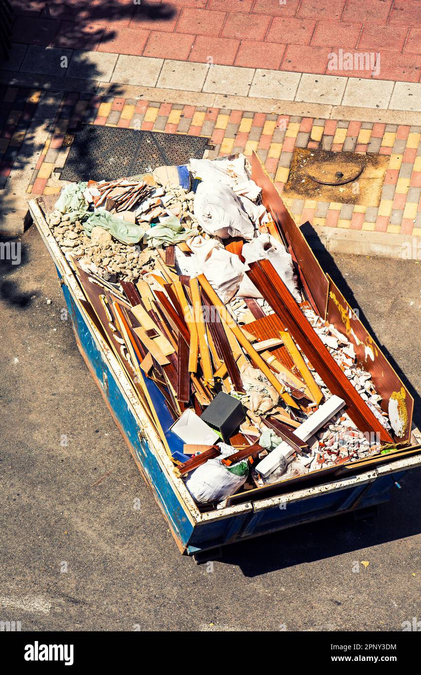 conteneur en acier avec déchets de construction Banque D'Images