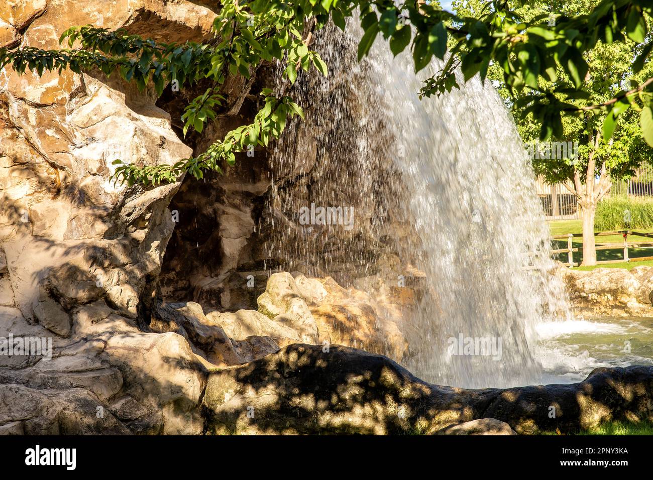 vue sur une chute d'eau en cascade au-dessus d'une grotte Banque D'Images
