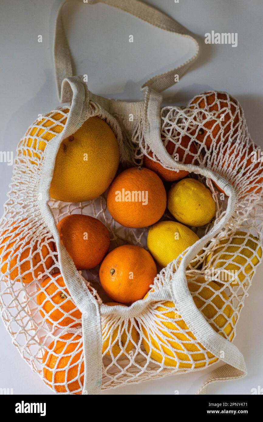 agrumes dans un sac à ficelle Banque D'Images