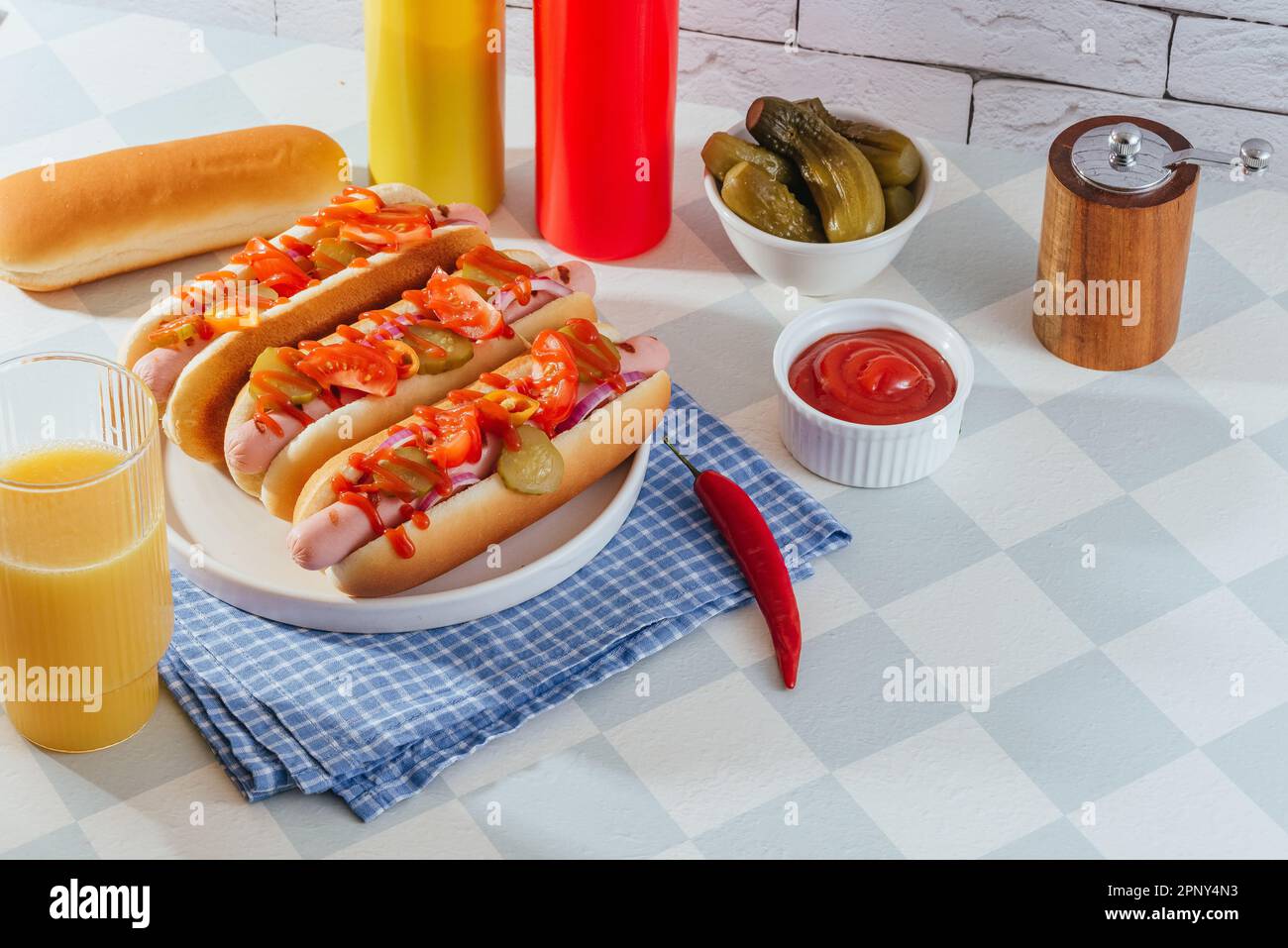 chien chaud américain dans une assiette sur une table lumineuse Banque D'Images