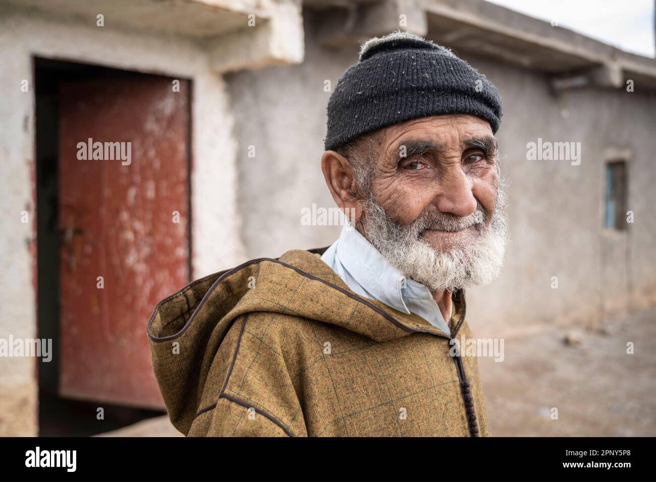 Portrait d'un berbère âgé habillé dans la djellaba traditionnelle. Banque D'Images