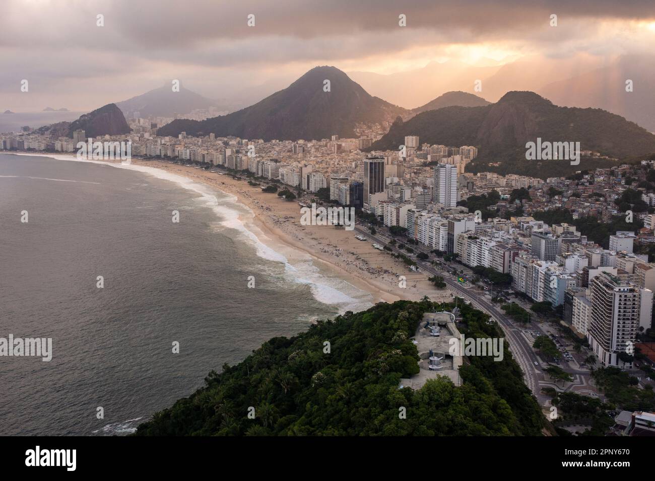 Belle vue aérienne sur les bâtiments de la ville, les montagnes et Copacabana Banque D'Images