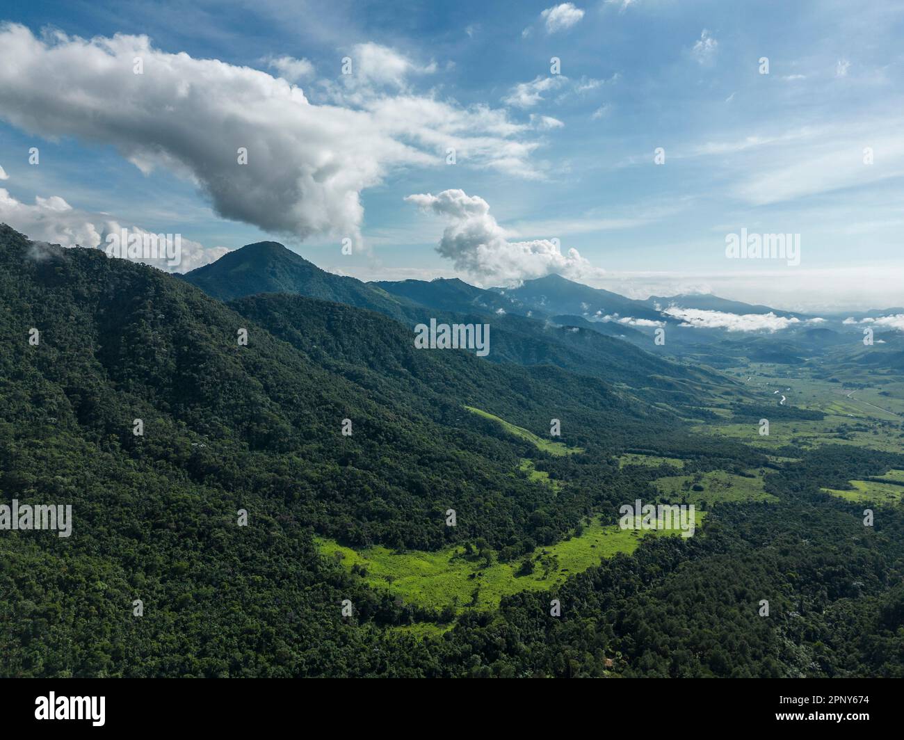 Belle vue aérienne sur les montagnes et les nuages de la forêt verte de l'atlantique Banque D'Images
