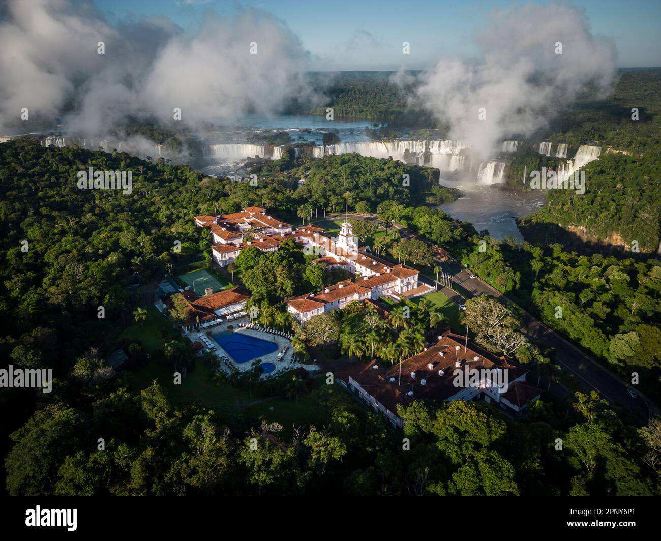 Belle vue sur le bâtiment de l'hôtel dans la forêt tropicale verte Banque D'Images