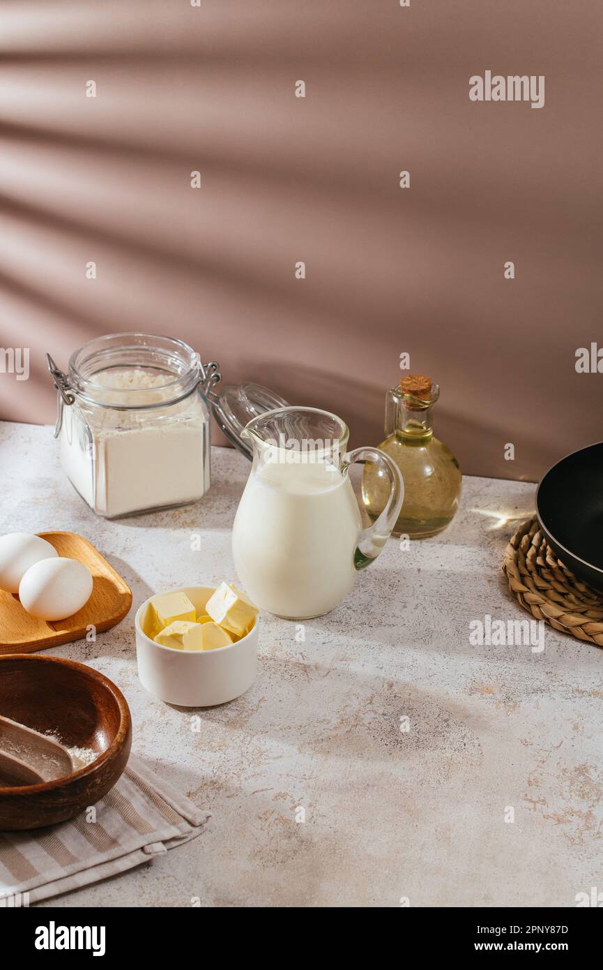 ingrédients pour faire de la pâte à crêpes Banque D'Images