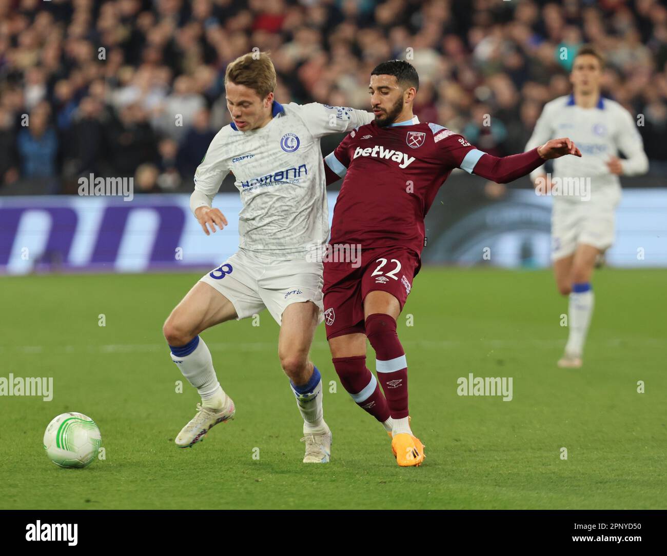 L-R Matisse Samoise de KAA Gent détient de West Ham United Saïd Benrahma pendant le quart-finale de l'UEFA Europa Conference League deuxième match de football de la Ligue soit Banque D'Images