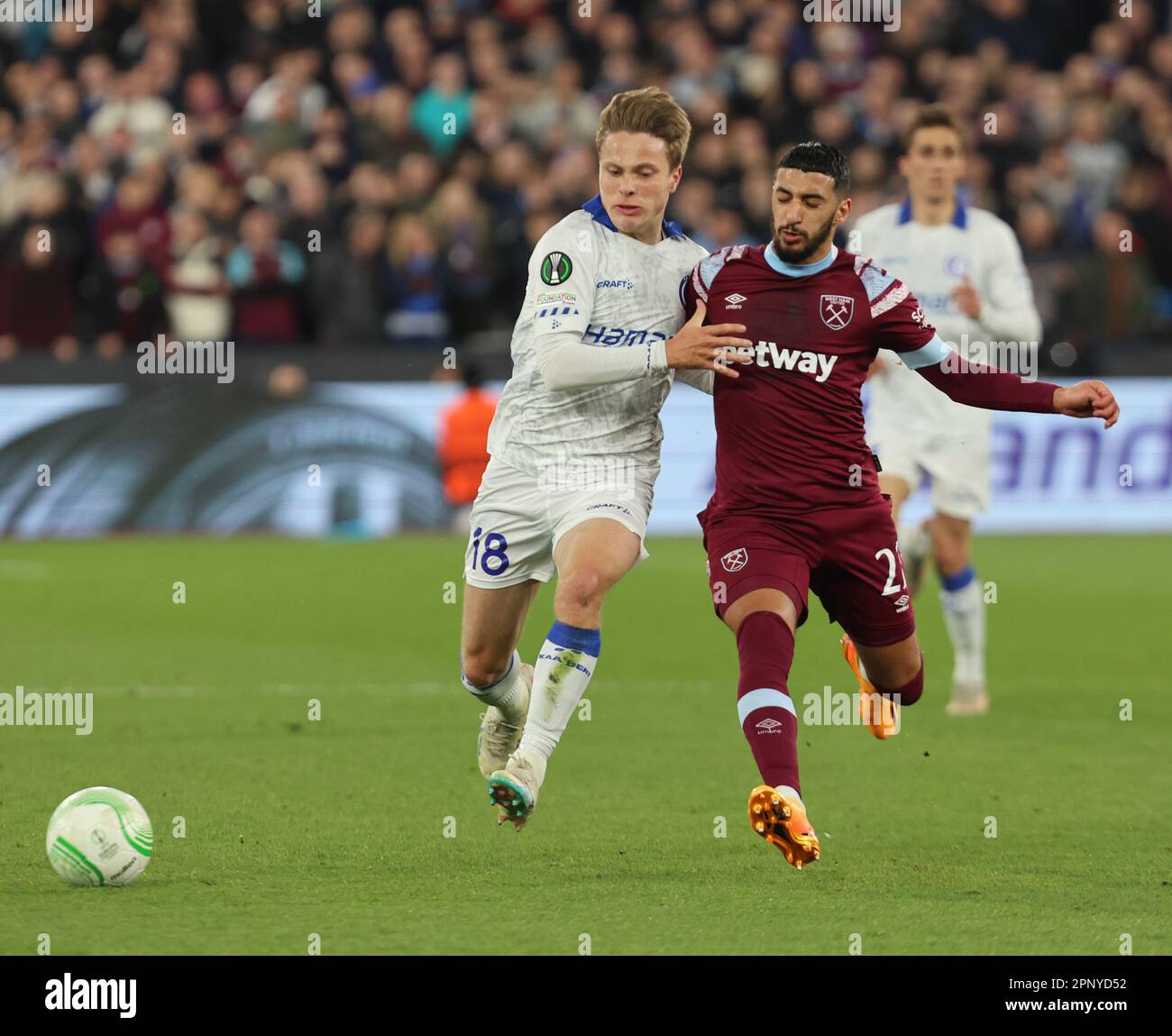 L-R Matisse Samoise de KAA Gent détient de West Ham United Saïd Benrahma pendant le quart-finale de l'UEFA Europa Conference League deuxième match de football de la Ligue soit Banque D'Images