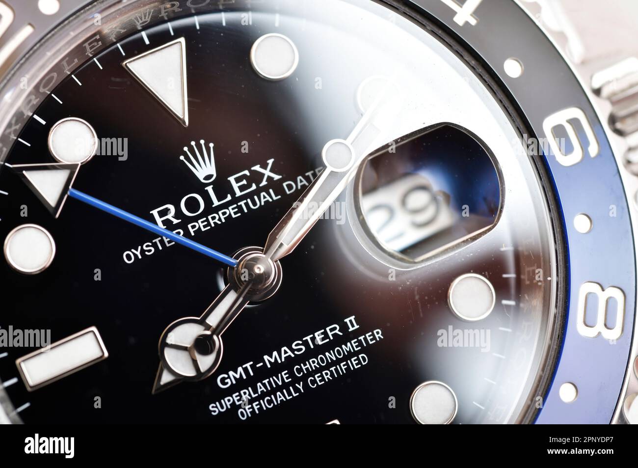 Bangkok Thaïlande- Fév 20,2022 : gros plan Rolex GMT-Master II 'Batman'40mm avec cadre bleu-noir acier céramique montre poignet pour hommes Banque D'Images