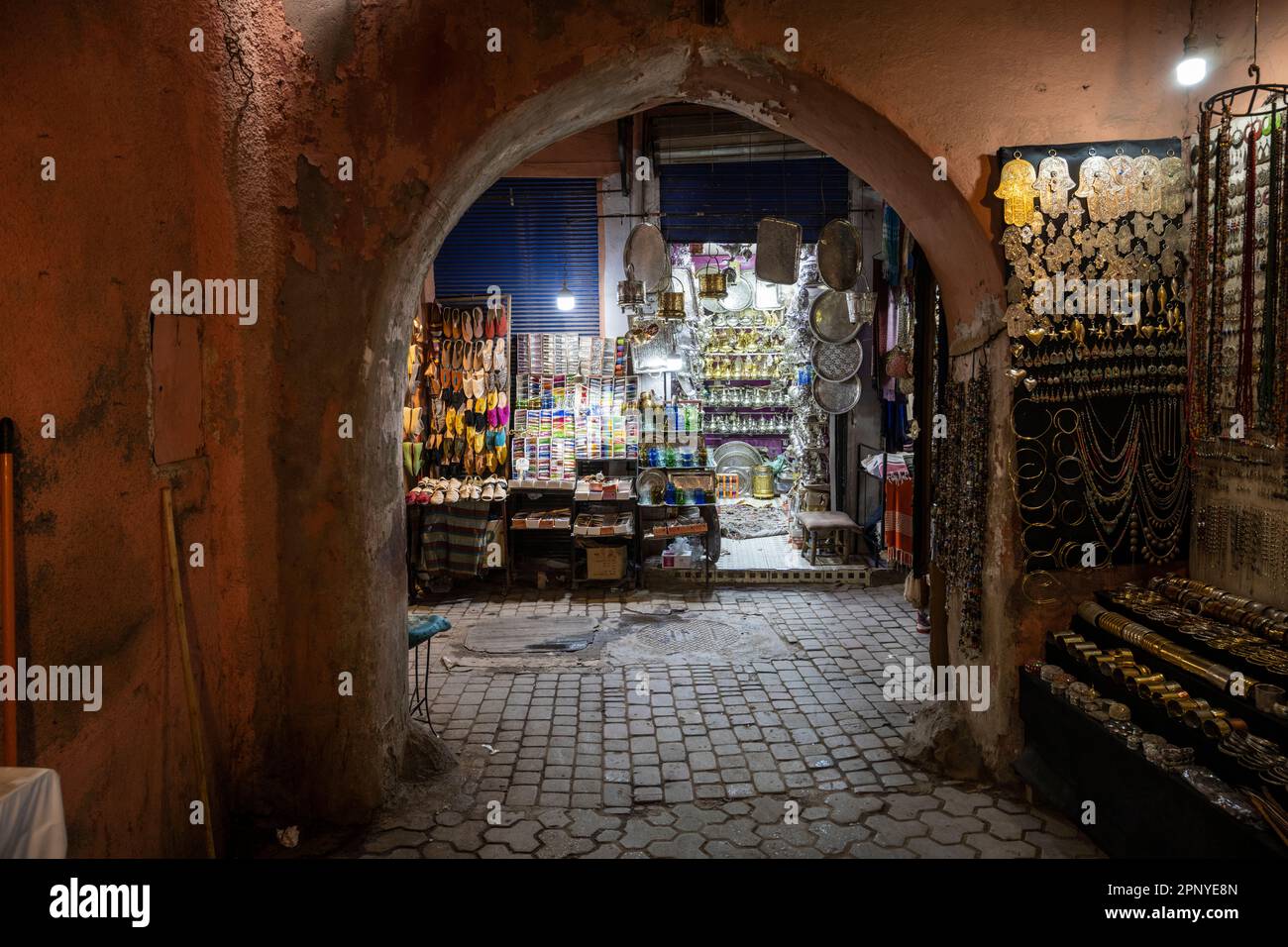 Rue de la médina de Marrakech avec les boutiques de souvenirs typiques. Banque D'Images