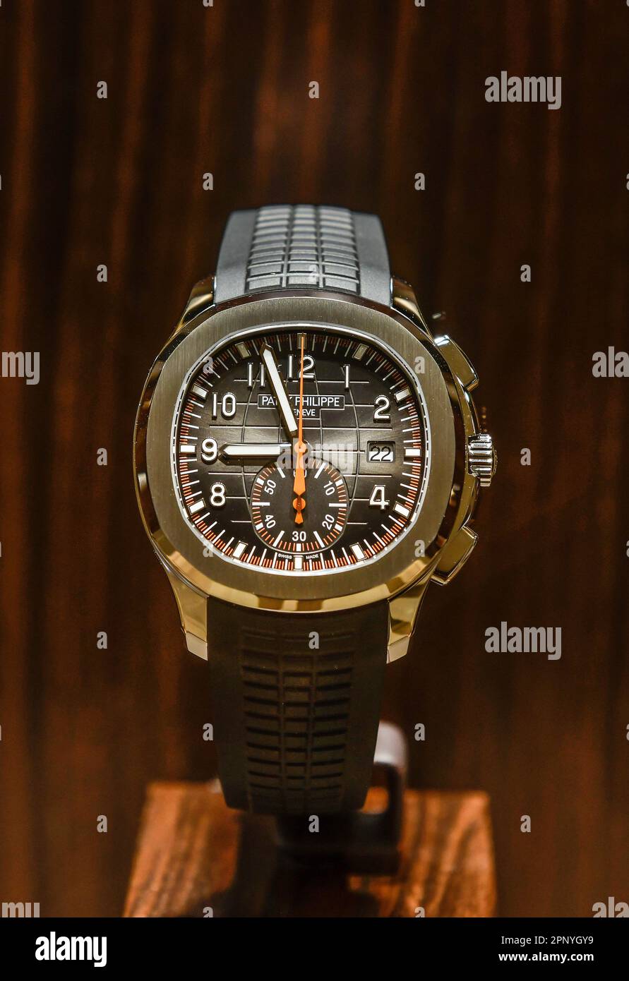 BANGKOK, THAÏLANDE - 12 avril 2022 :Patek Philippe Aquanaut 5968A chronographe en acier inoxydable montre suisse exposée dans un magasin Banque D'Images