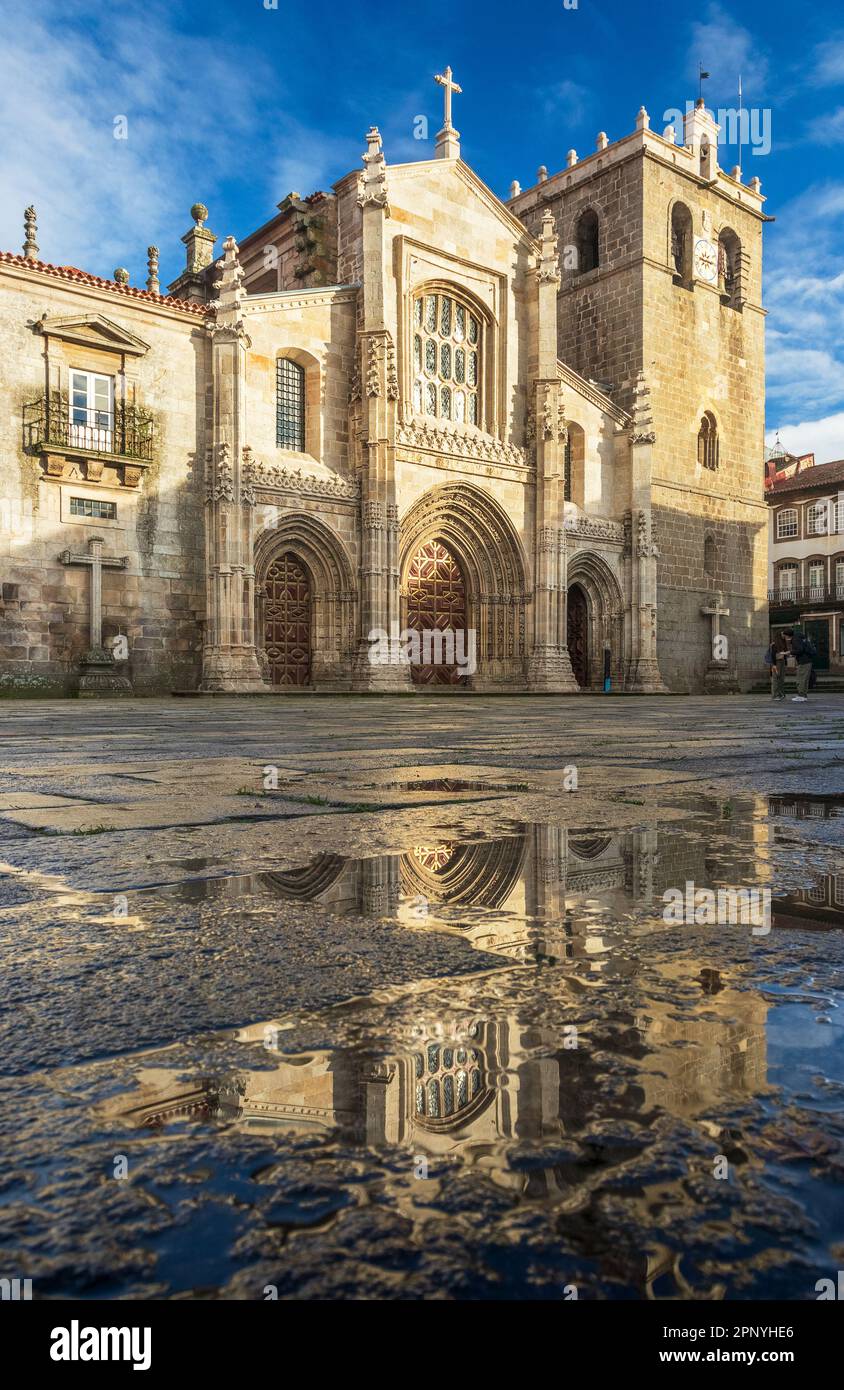 Façade principale de la cathédrale de Lamego au Portugal, avec elle reflétée dans les flaques d'eau de pluie. Banque D'Images