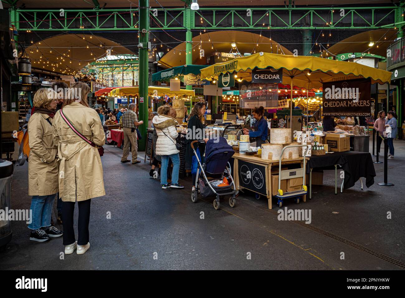 Quartier du marché de Londres. Vente d'aliments de spécialité dans le centre de Londres, l'un des plus grands marchés alimentaires de Londres, situé à l'extrémité sud du London Bridge. Banque D'Images