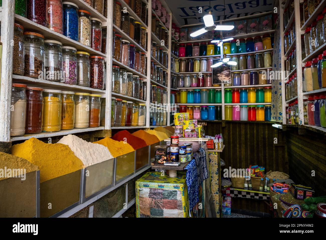 Boutique d'épices de nombreuses couleurs dans la médina de Marrakech. Banque D'Images