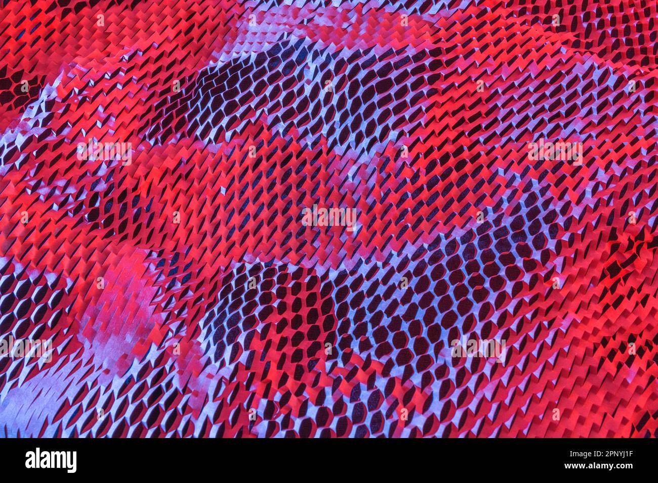 Gros plan de papier de remplissage caillé en nid d'abeille utilisé dans les processus de manutention des matériaux pour l'expédition de produits ou de produits délicats. Banque D'Images