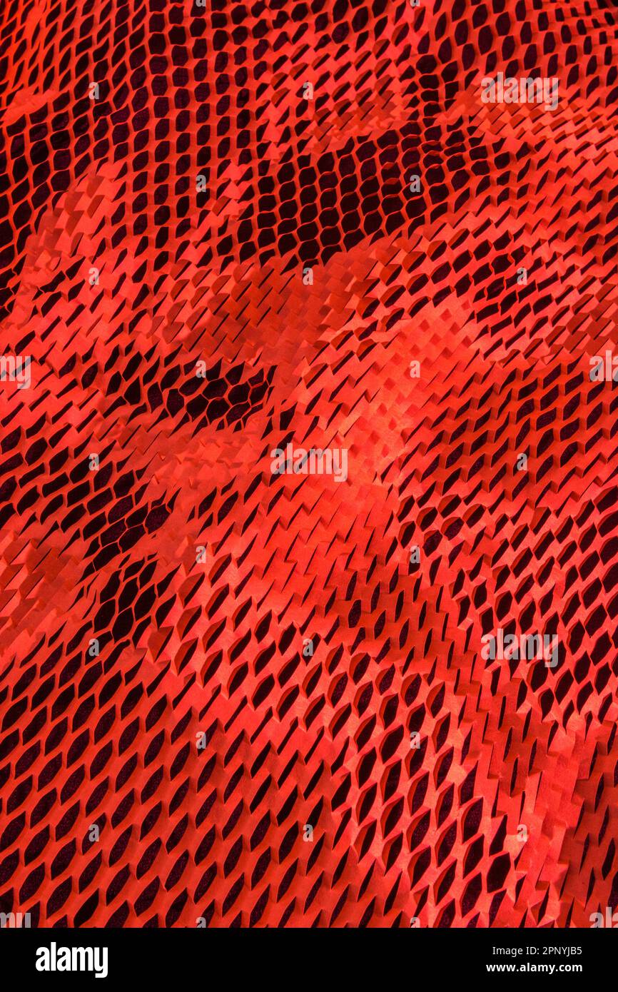 Gros plan de papier de remplissage caillé en nid d'abeille utilisé dans les processus de manutention des matériaux pour l'expédition de produits ou de produits délicats. Banque D'Images