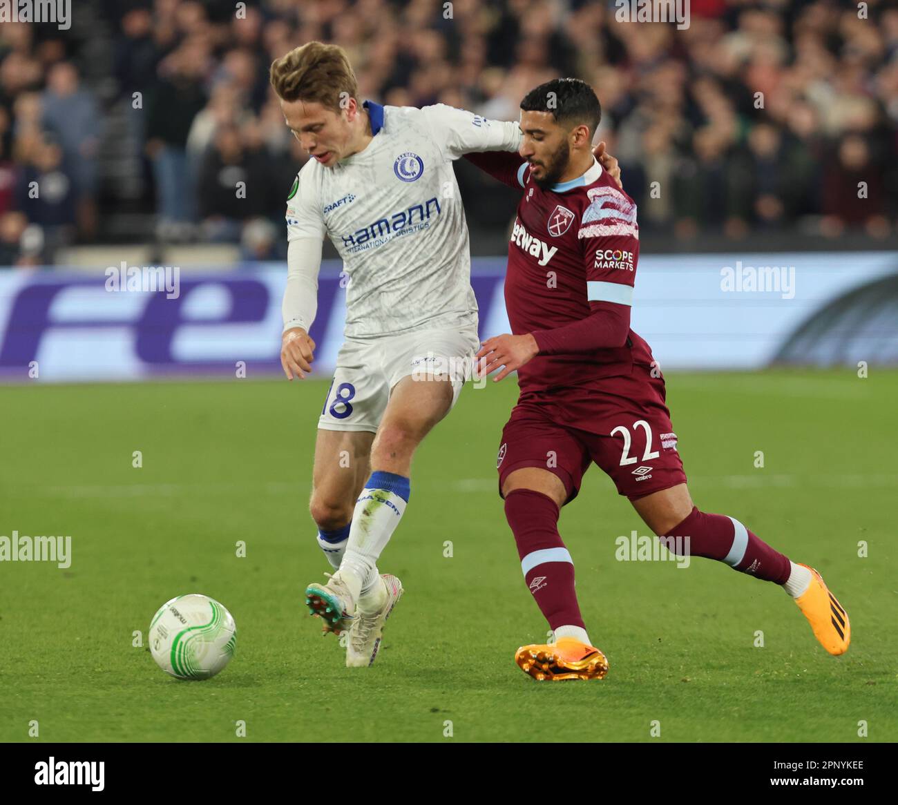 L-R Matisse Samoise de KAA Gent détient de West Ham United Saïd Benrahma pendant le quart-finale de l'UEFA Europa Conference League deuxième match de football de la Ligue soit Banque D'Images