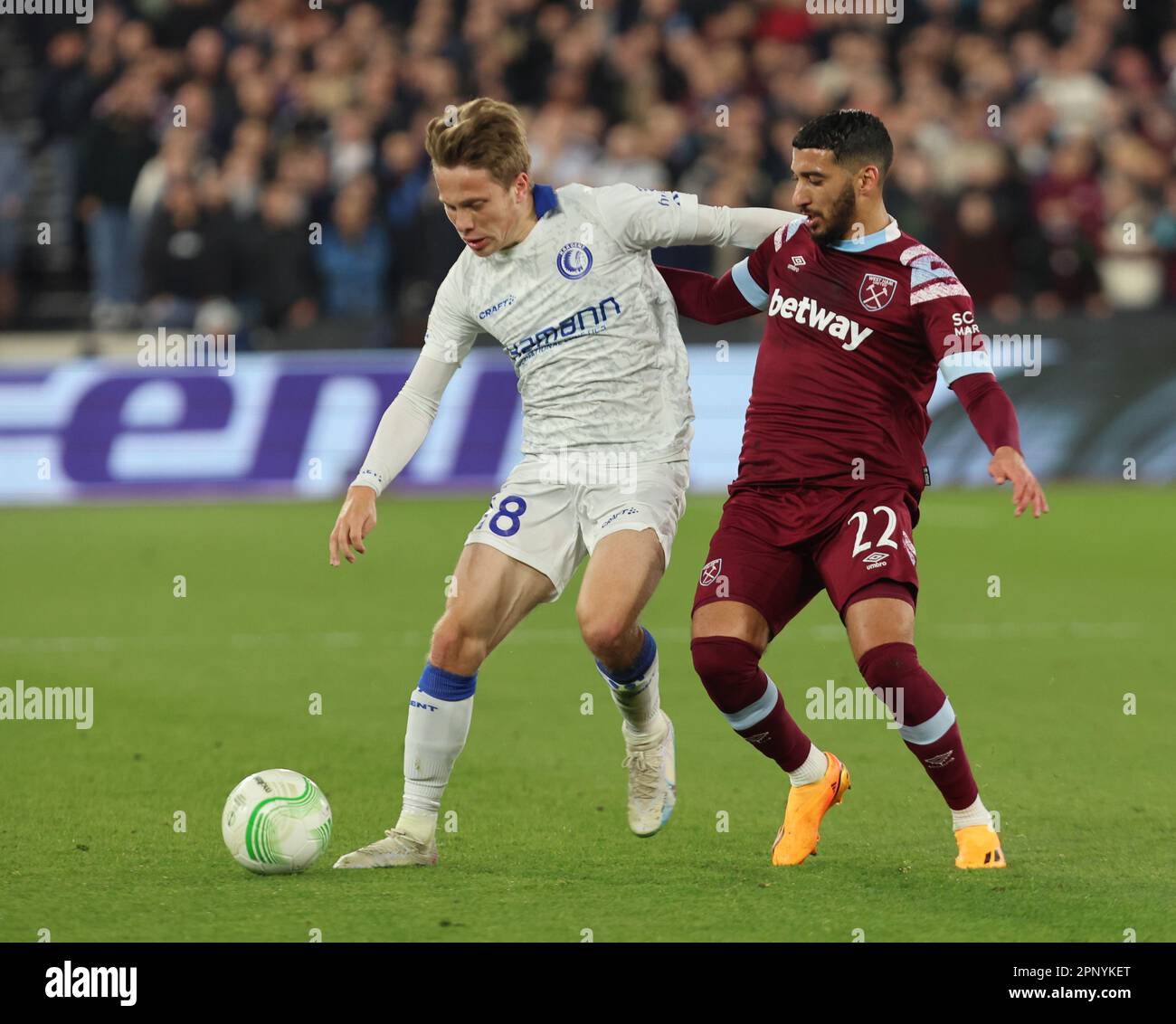 L-R Matisse Samoise de KAA Gent détient de West Ham United Saïd Benrahma pendant le quart-finale de l'UEFA Europa Conference League deuxième match de football de la Ligue soit Banque D'Images