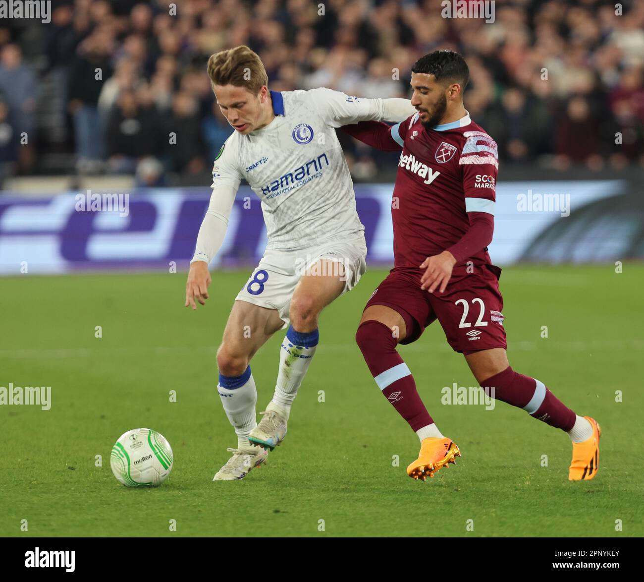 L-R Matisse Samoise de KAA Gent détient de West Ham United Saïd Benrahma pendant le quart-finale de l'UEFA Europa Conference League deuxième match de football de la Ligue soit Banque D'Images