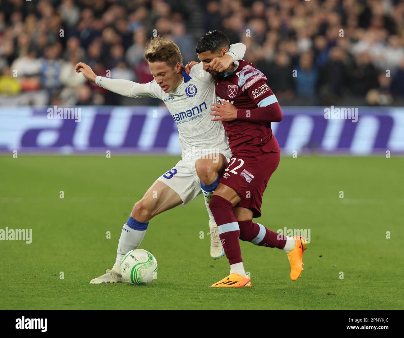 L-R Matisse Samoise de KAA Gent détient de West Ham United Saïd Benrahma pendant le quart-finale de l'UEFA Europa Conference League deuxième match de football de la Ligue soit Banque D'Images