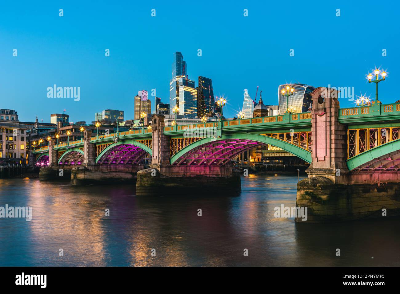 Nuit à Londres, le Southwark Bridge est un gratte-ciel au-dessus de la Tamise, Londres, Angleterre Banque D'Images
