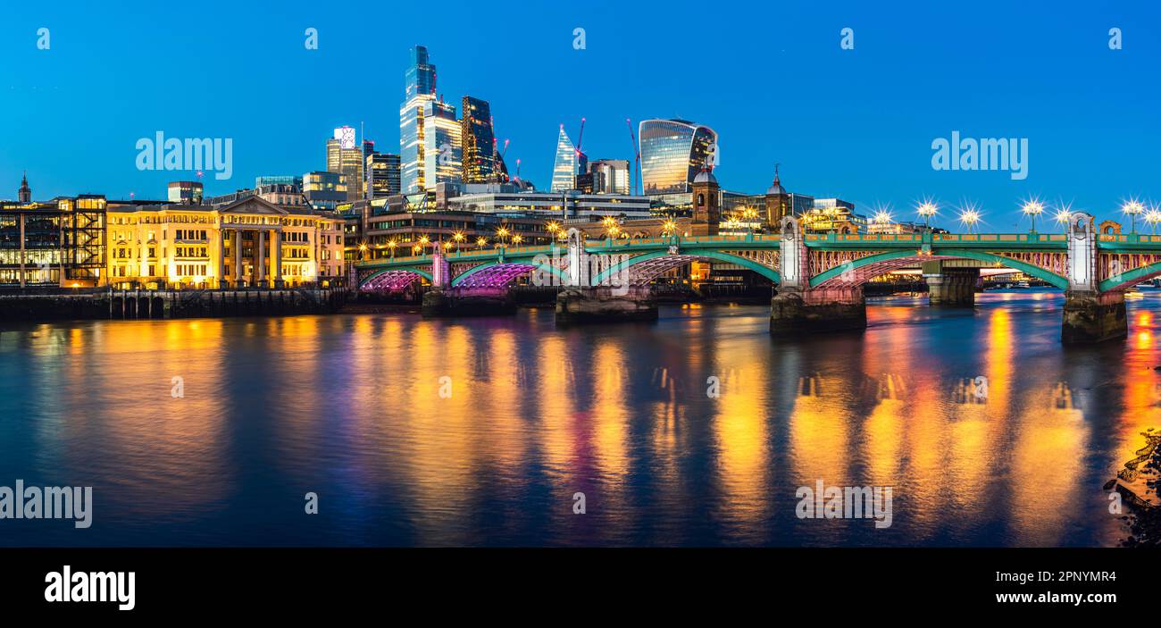 Nuit à Londres, le Southwark Bridge est un gratte-ciel au-dessus de la Tamise, Londres, Angleterre Banque D'Images