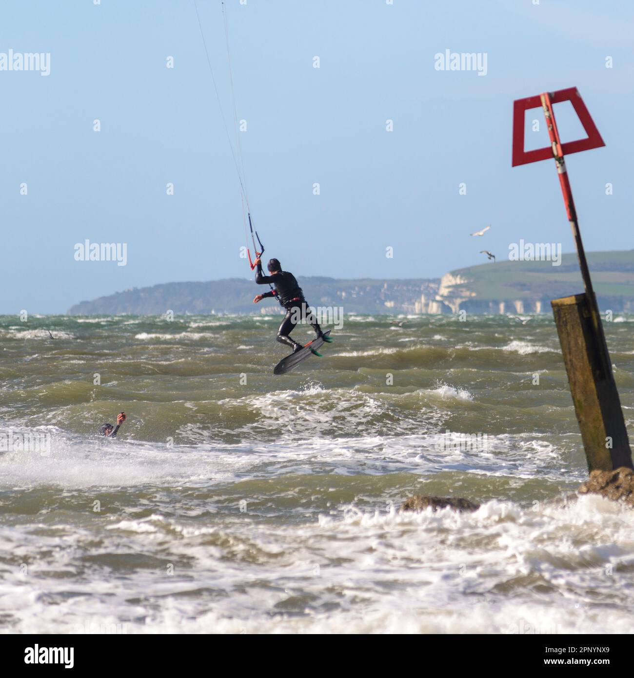 Kite surfeur en plein air en vidéo dans les vents forts de Storm Noa, Bournemouth, Dorset, Angleterre, Royaume-Uni, 12th avril 2023 Banque D'Images