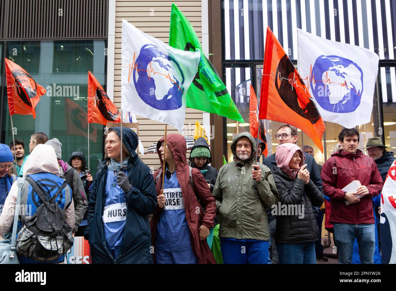 Londres, Royaume-Uni. 21st avril 2023. Extinction les manifestants de la rébellion ont défié la pluie à Westminster, avec des groupes de manifestants ciblant différents ministères. Ici, les médecins ont formé un piquet à l'extérieur du ministère de la Santé. Le lancement de « The Big One » a eu lieu sur le College Green, en face du Parlement, et les manifestations se poursuivront pendant les 4 prochains jours. Credit: Anna Watson/Alay Live News Banque D'Images