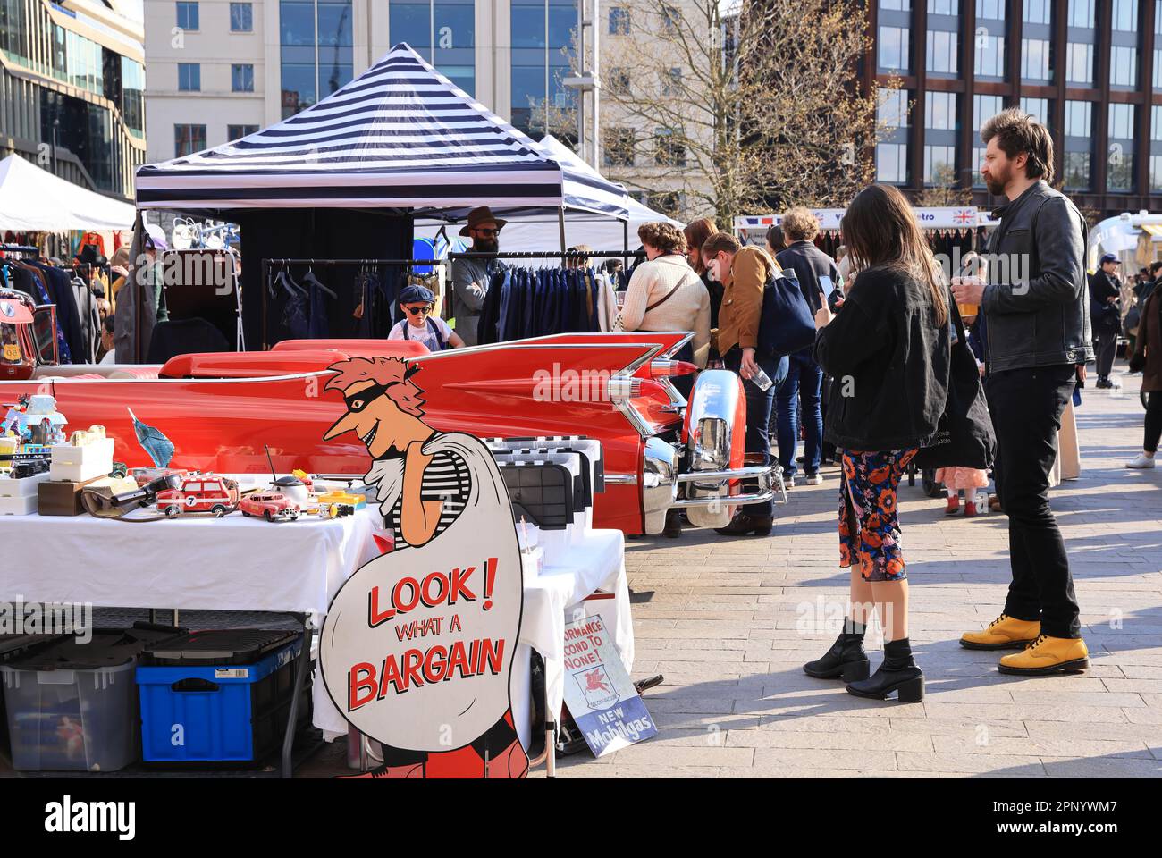 The groovy et coloré Kings Cross Classic car Boot vente sur Granary Square, au printemps 2023, au nord de Londres, Royaume-Uni Banque D'Images