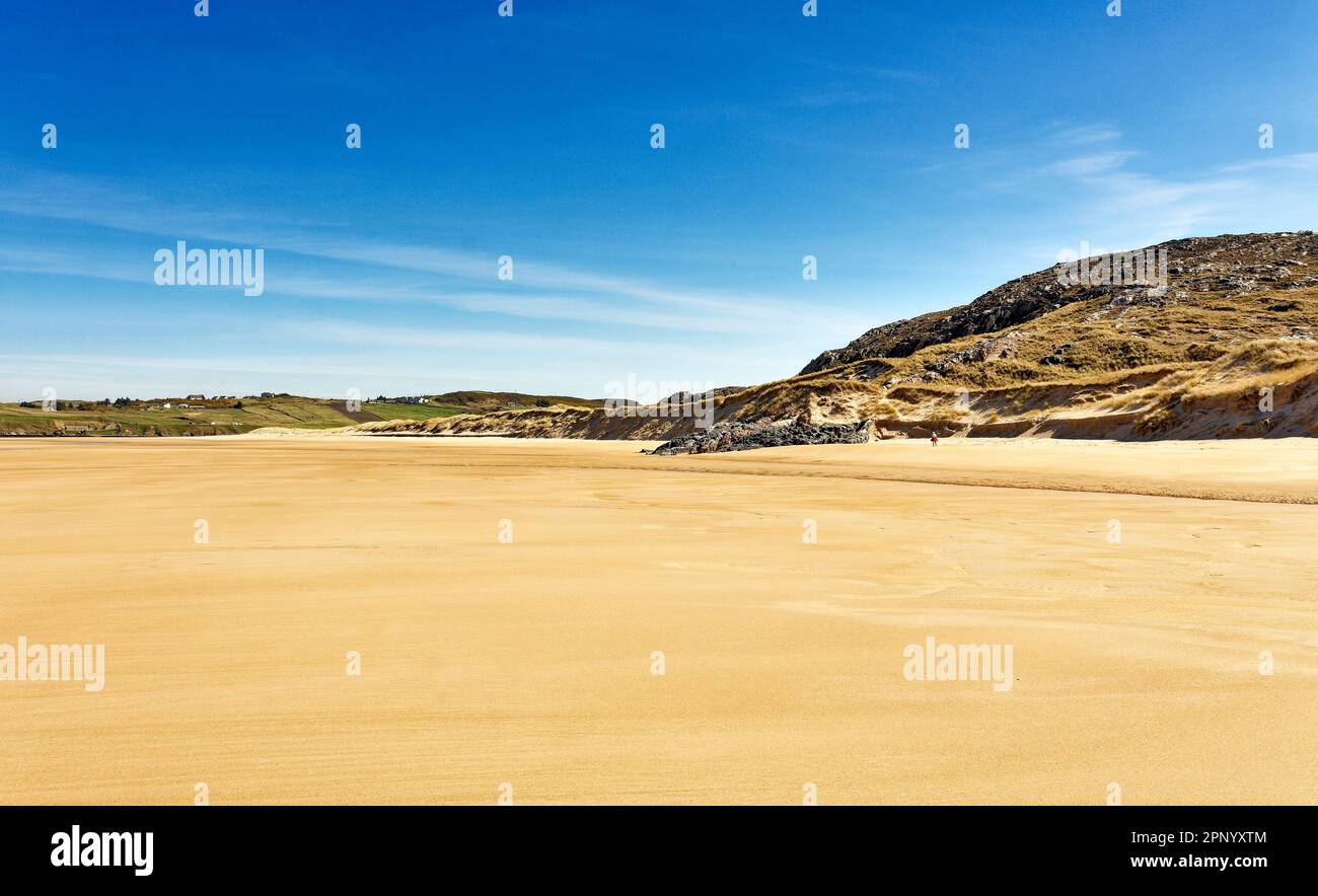 Torrisdale Bay Sutherland Scotland un ciel bleu au-dessus de la plage de sable sans fin et un promeneur solitaire Banque D'Images