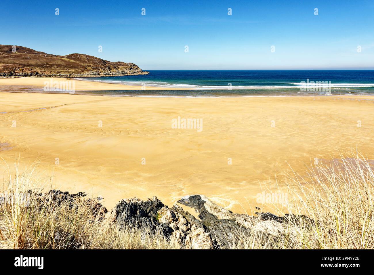 Baie de Torrisdale Sutherland Scotland ciel bleu l'interminable plage de sable et une mer bleu vert Banque D'Images