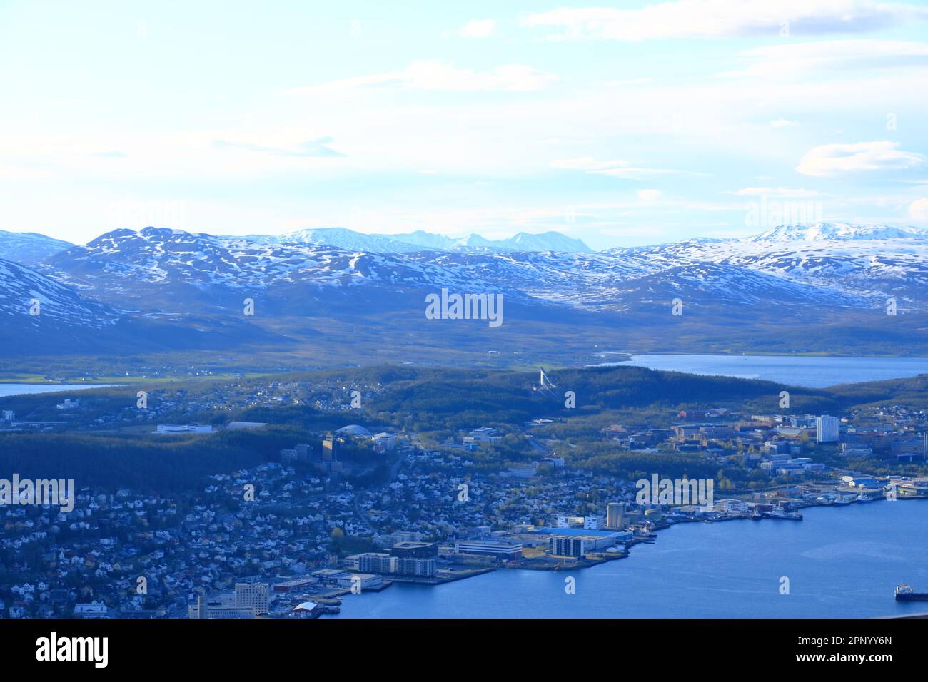 Vue incroyable sur la ville de Tromso en Norvège depuis le pic de Storsteinen en été Banque D'Images