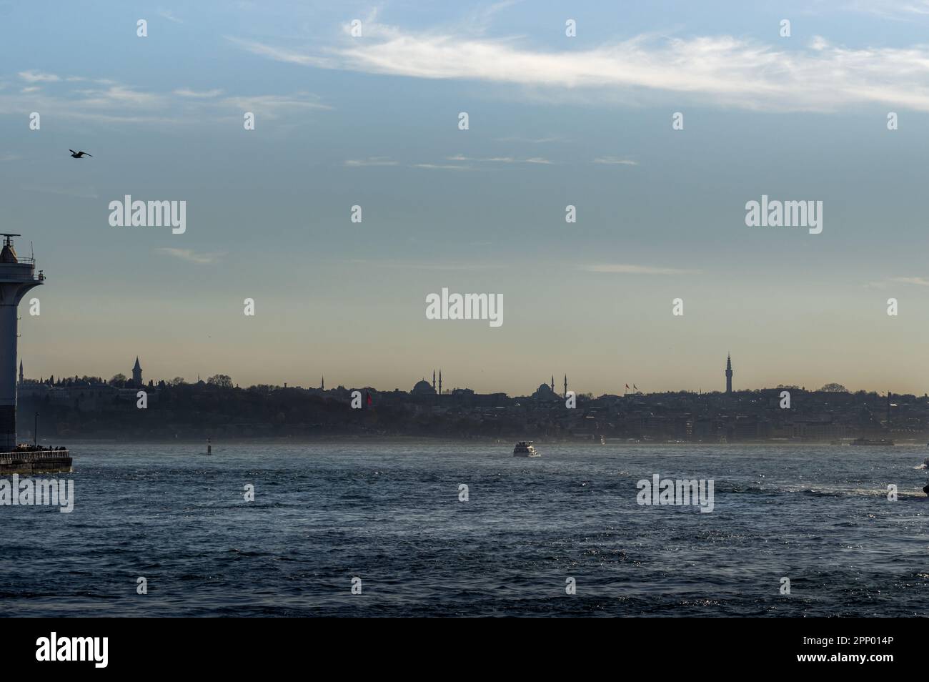 Vieille ville Istanbul paysage urbain. Silhouette du palais de Topkapi, de la mosquée du Sultan Ahmet, de la basilique Sainte-Sophie, de la tour Beyazit et d'Istanbul. Banque D'Images