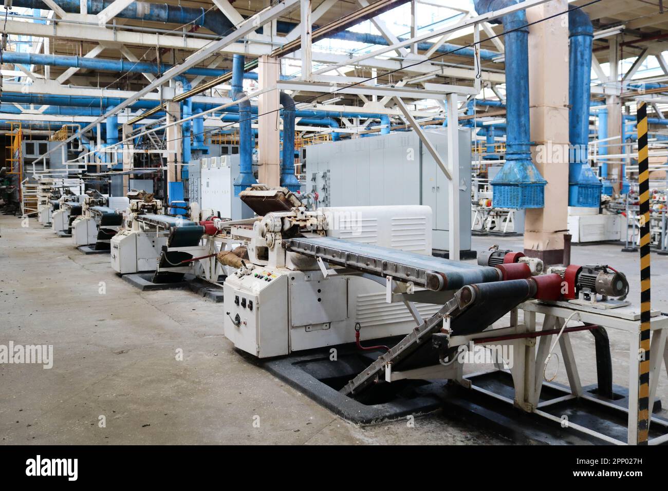 Bel équipement industriel métallique d'une chaîne de production dans une usine de construction de machines, un convoyeur avec machines-outils pour les produits. Raffinerie d'équipements, Banque D'Images