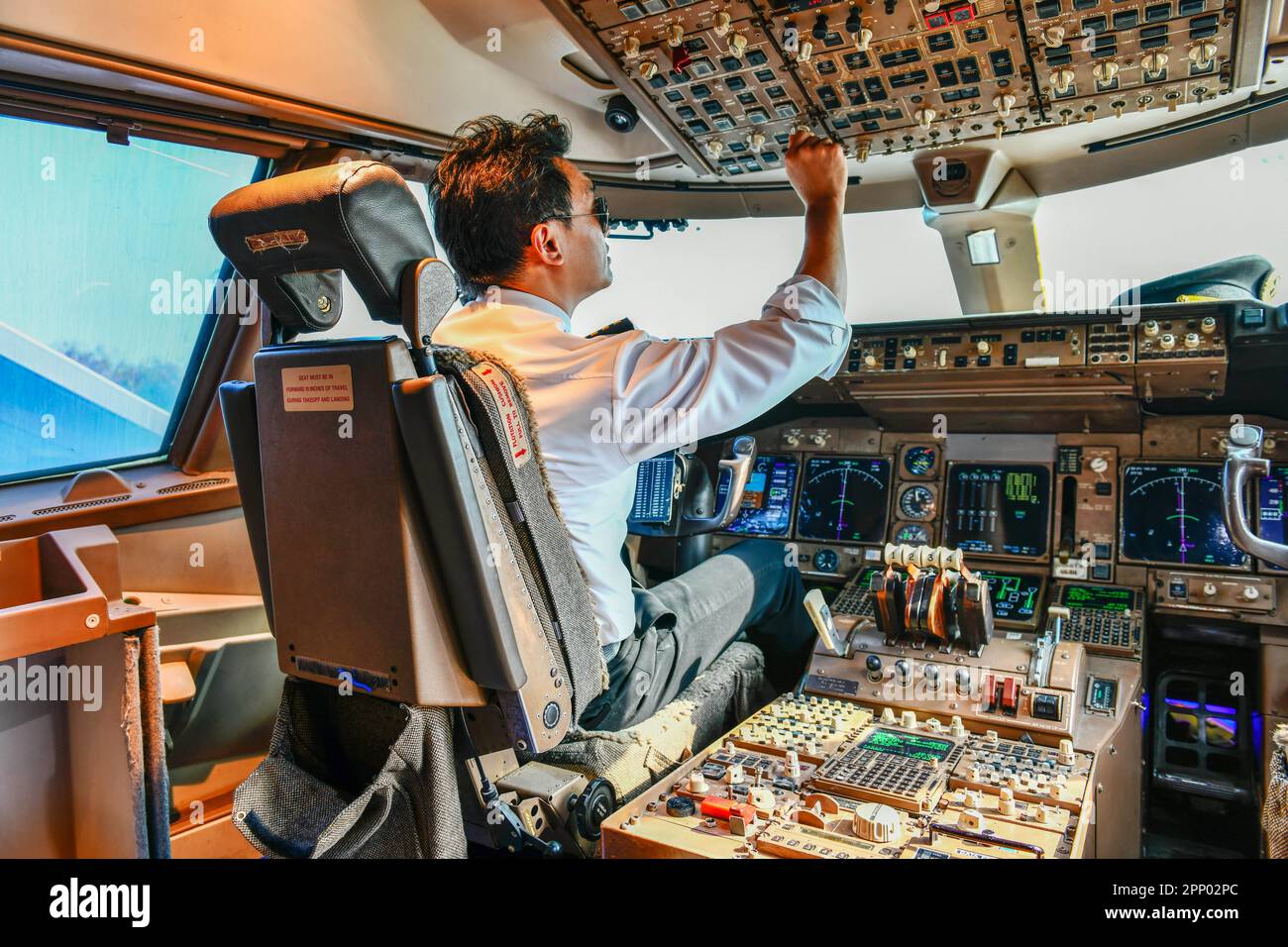 Le pilote de la compagnie aérienne travaille dans le poste de pilotage Banque D'Images