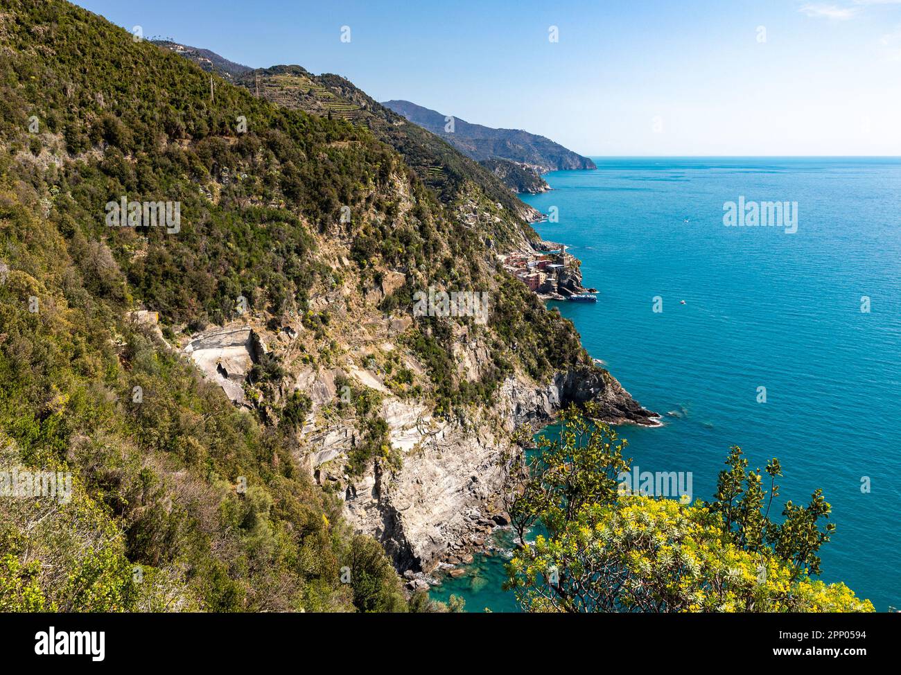 Vernazza, Corniglia et Manarola, vues depuis le sentier de l'azur entre Vernazza et Monterosso al Mare, Cinque Terre, Ligurie, Italie. Banque D'Images