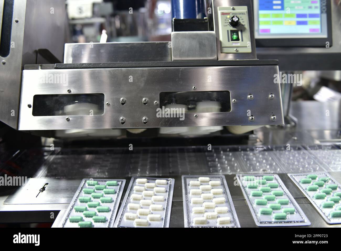 Emballage sous blister en aluminium argenté pour protéger de la lumière dans la ligne de production Banque D'Images