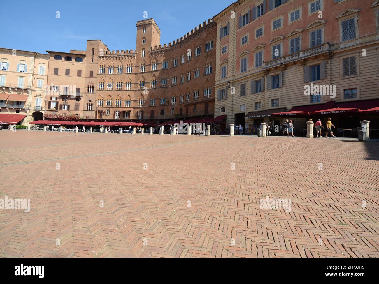 Piazza del Campo est la place en forme de coquille où se déroule le Palio di Siena. Le Palazzo Pubblico et la Torre del Mangia dominent la place. Banque D'Images