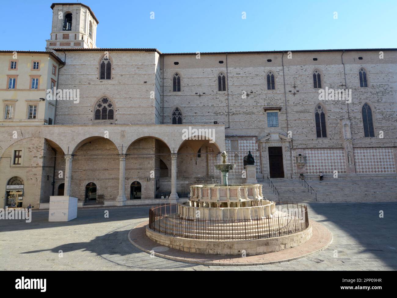 La Fontana Maggiore est située dans le centre de la Piazza IV Novembre, dans le centre de Pérouse. Oeuvre du 13th siècle du Giovanni Pisano Banque D'Images