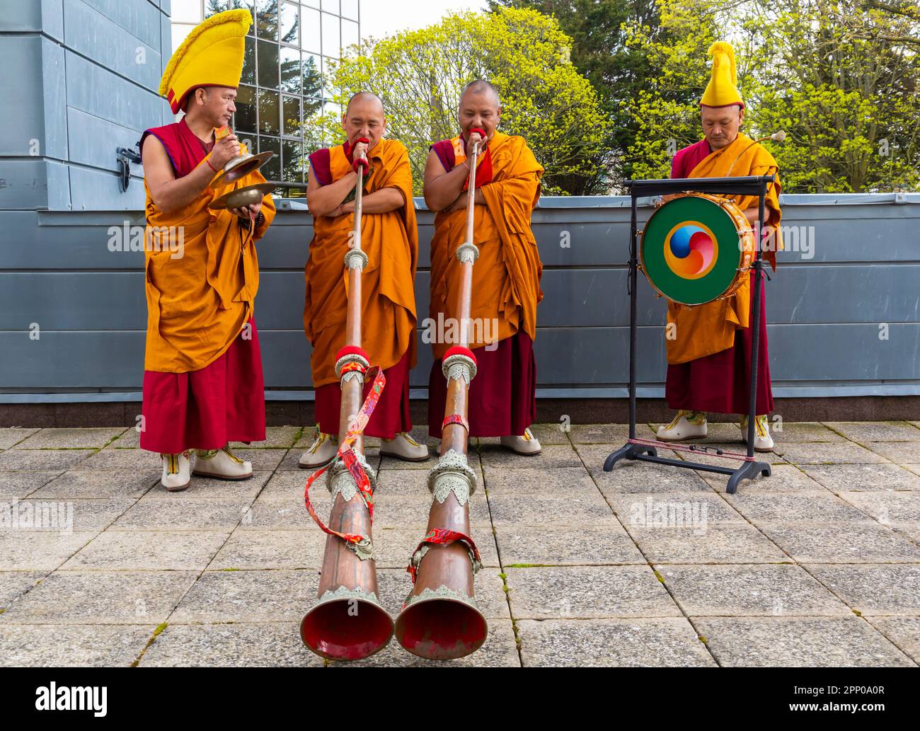 Poole, Dorset Royaume-Uni. 21st avril 2023. Les Monks de Tashi Lhunpo au Phare, Poole bénissent le lieu et leur prochaine visite avec une cérémonie/représentation spéciale (appel de presse). Les Monks bouddhistes tibétains de Tashi Lhunpo ouvrent leur dernière tournée britannique, le pouvoir de la compassion au phare de Poole, le 2 mai. Huit moines tibétains marquent le 50th anniversaire de la reconstruction de leur monastère en Inde, après avoir été contraints de quitter leur patrie par l'occupation chinoise du Tibet il y a 50 ans, avec un programme de danse masquée, de musique et de rituel tantrique. Crédit : Carolyn Jenkins/Alay Live News Banque D'Images