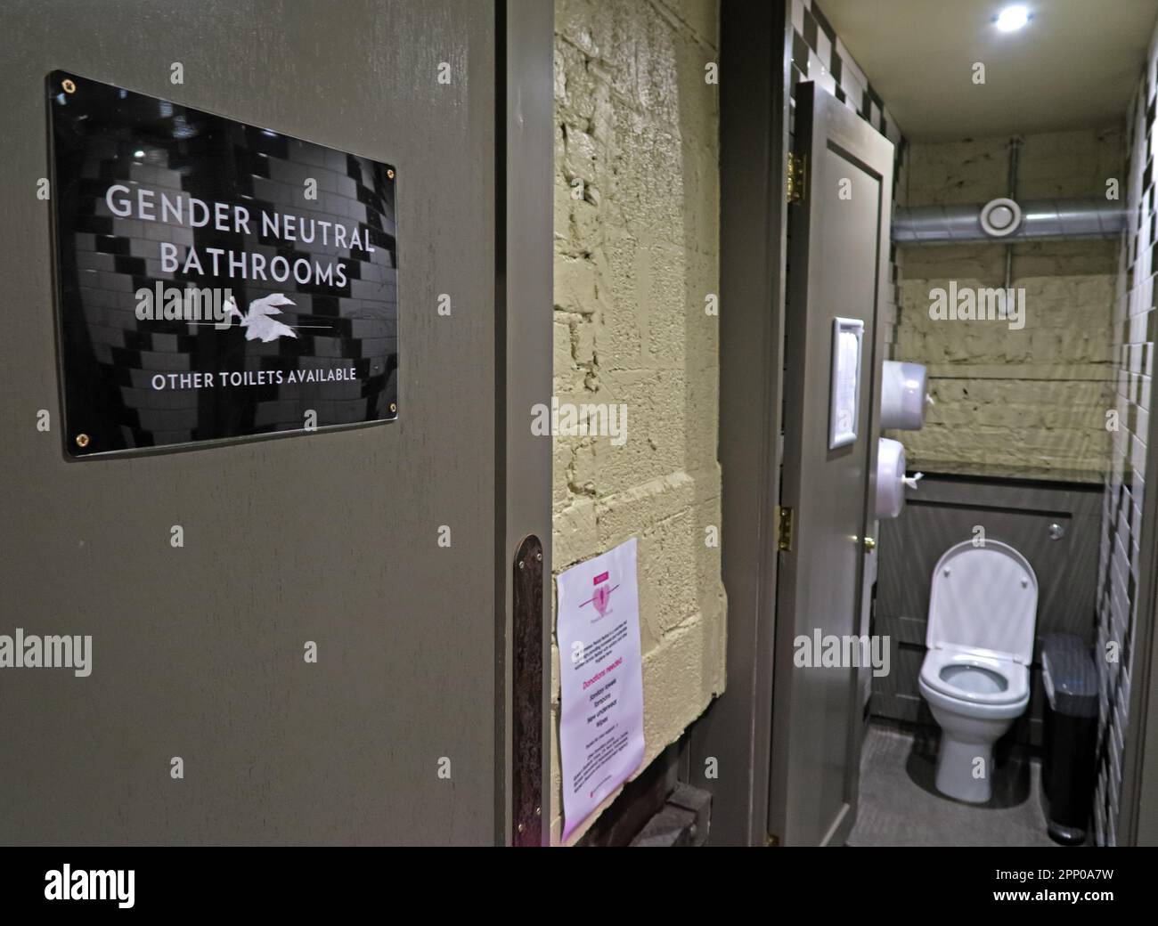 Panneau indiquant les salles de bains neutres pour les femmes - autres toilettes disponibles - trans friendly, Belfast, ni, Irlande du Nord, Royaume-Uni Banque D'Images