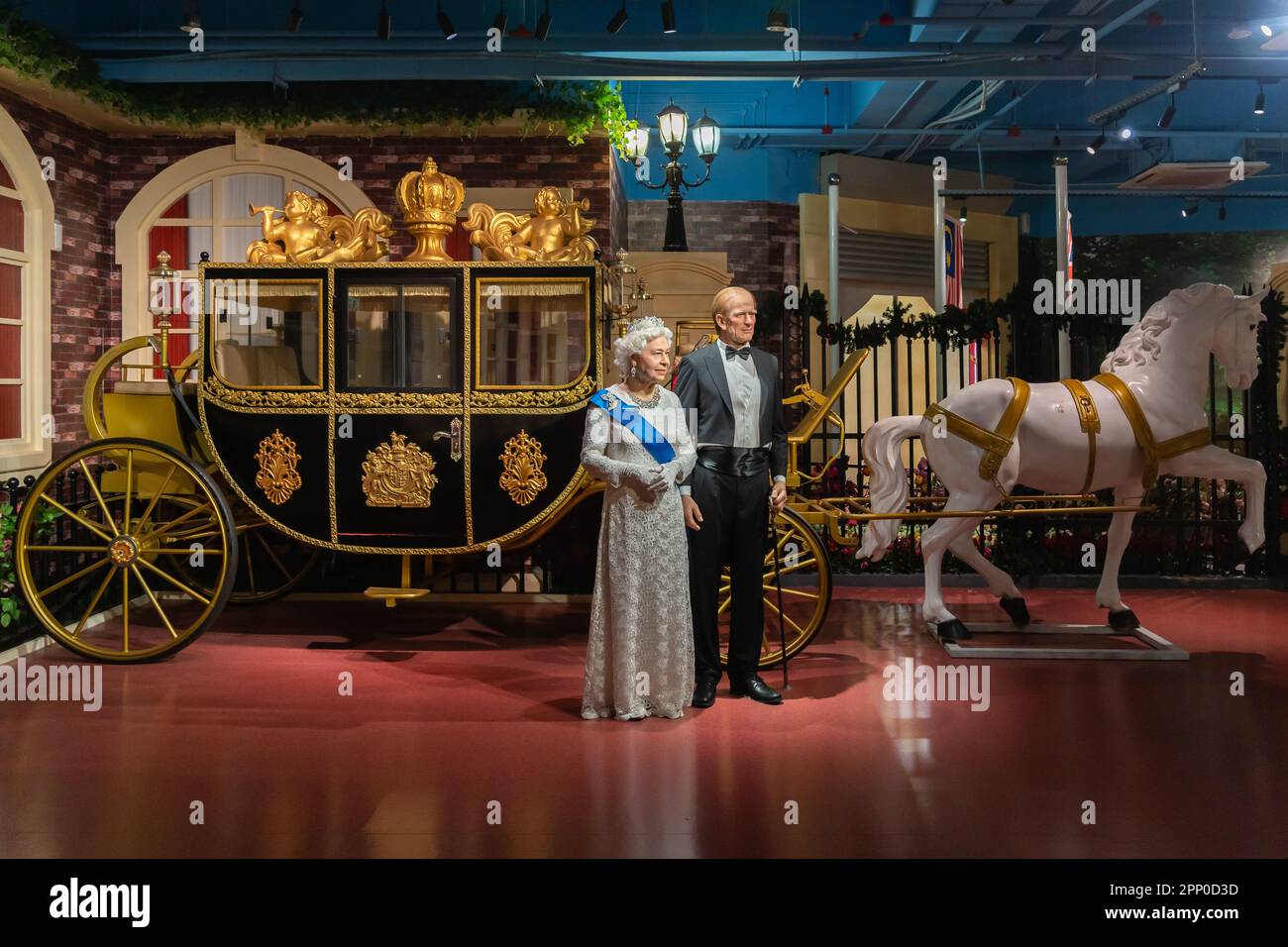 Shah Alam, Malaisie - 17 avril, 2023 : les personnages de cire du prince Philippe, duc d'Édimbourg et de la reine Elizabeth II sont exposés au tapis rouge 2 à I-City Shah A Banque D'Images