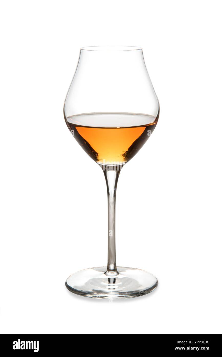 Vin doux d'ambre ou vin italien passito en verre isolé sur blanc avec passe de découpe inclus Banque D'Images