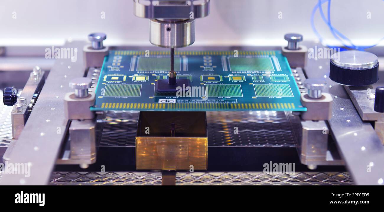 Robot automatique moderne de haute technologie pour composants de carte de circuit imprimé (PCB) en usine Banque D'Images