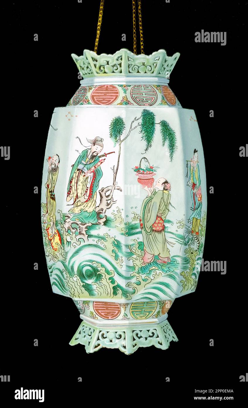 LANTERNE K'ANG-HSI EGGSHELL. LANTERNE OCTOGONALE (Teng) de contour ovale allongé, moulée en porcelaine d'coquille d'œuf, émaillée au-dessus de la glaçure avec les couleurs brillantes et dorure de la meilleure période K'ang-hsi(1662-1722). La lanterne est décorée d'une procession des huit Immortels taoïstes traversant l'océan (Pa Hsien kuo hai), du livre ' ORIENTAL CERAMIC ART COLLECTION OF William Thompson Walters ' publié en 1897 Banque D'Images